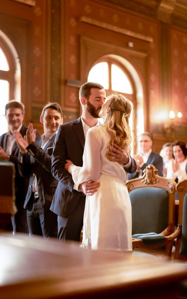 des mariés qui s'embrassent à la mairie