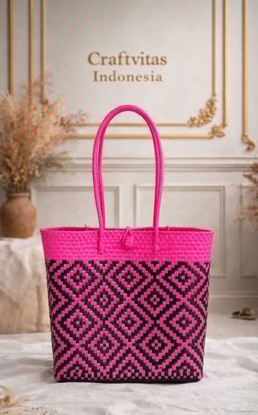 Tas anyaman plastik handmade warna pink hitam dengan motif geometris etnik dari Craftvitas Indonesia