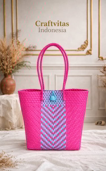 Tas anyaman plastik handmade warna pink dan biru dengan motif chevron modern dari Craftvitas Indonesia