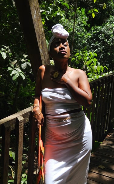 Inaya en tenue blanche, connexion spirituelle dans la nature en Guadeloupe