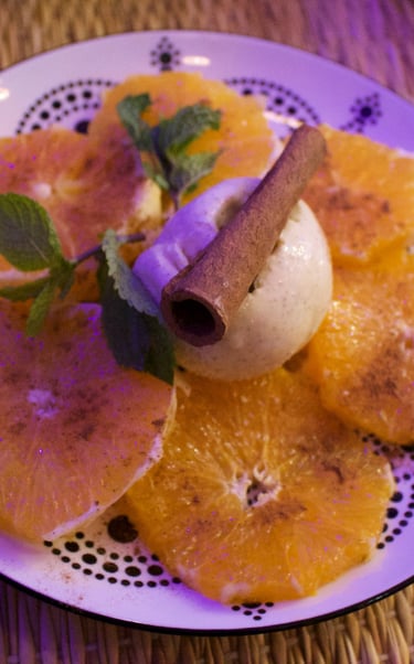 Salade d’oranges à la cannelle et boule de glace, dessert marocain servi chez Majorelle à  Bordeaux