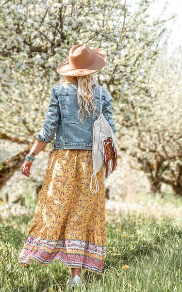 boho mergina su makrame kuprine