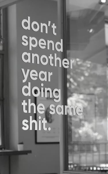 Una frase grabada en la vitrina de un negocio la cual dice "no pases otro año haciendo lo mismo"