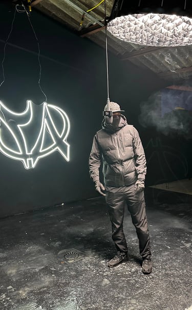 chanteur rap dans un studio video sur fond noir éclairée par des lumières