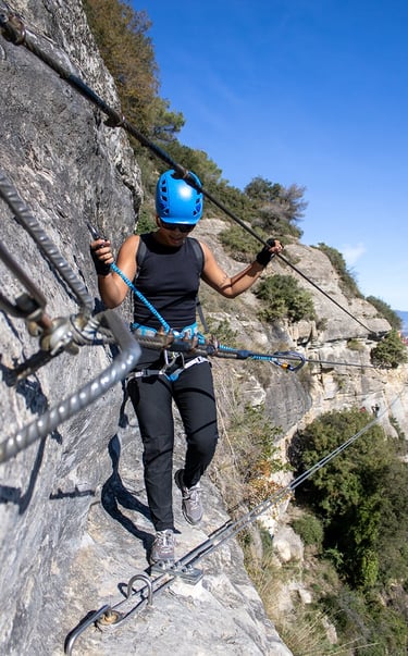 mujer en puente tibetano