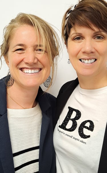 deux femmes debout l'une à côté de l'autre dans une pièce