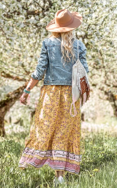 boho mergina su makrame kuprine