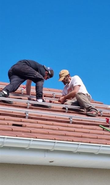 Pose de panneaux solaires photovoltaïques en toiture par un installateur RGE dans le Rhône