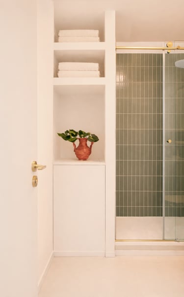 Salle de bain à Pau avec rangements sur mesure et douche à l’italienne