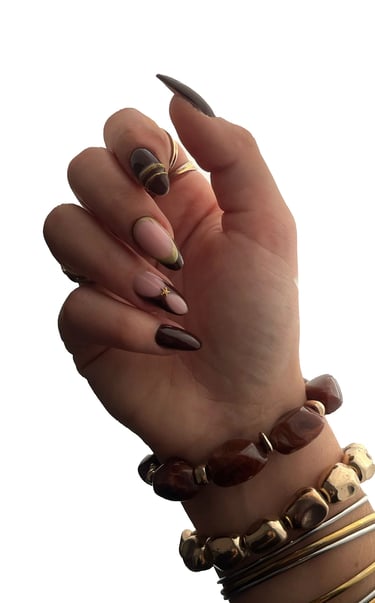 Pose de gel sur ongles naturels avec un nail art marron et doré