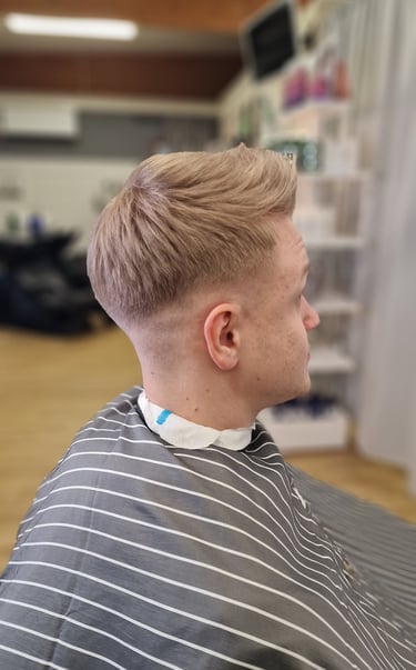 miesten hiustenleikkaus feidauksella (häivytys) raisiossa