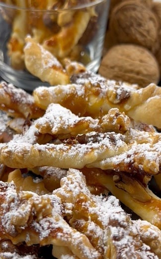 Puff pastry cookies - Crispy puff pastry cookies with jam and nuts