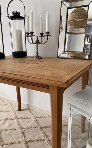 Cette table a été entièrement poncée et protégée par un vernis mat.