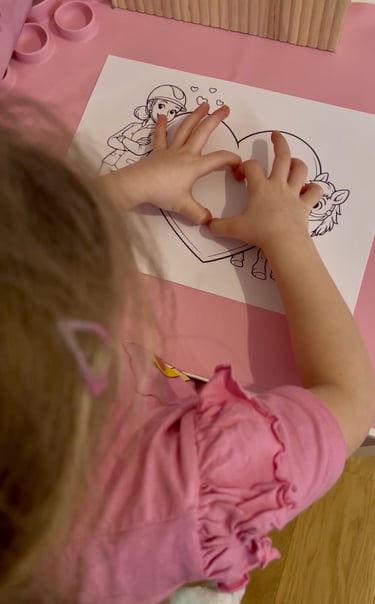 Ponytante - Child showing a heart with her hands on top of a Pancake & die Ponytante Couloring Page