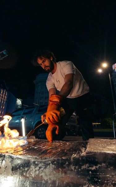 sancho sculpture en el obelisco de buenos aires con fuego tirandole al hielo para una activacion