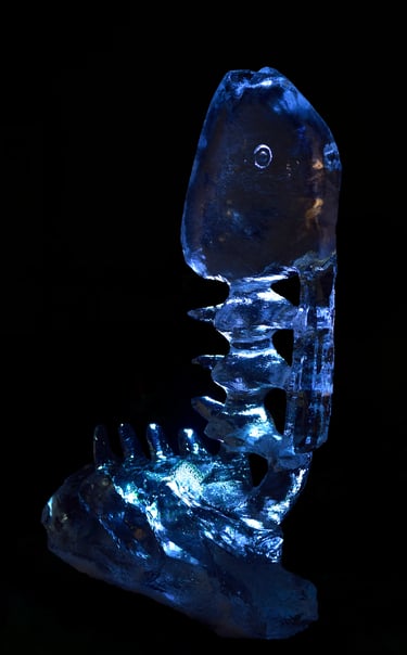 imagen de. ua escultura de un pez en hielo 