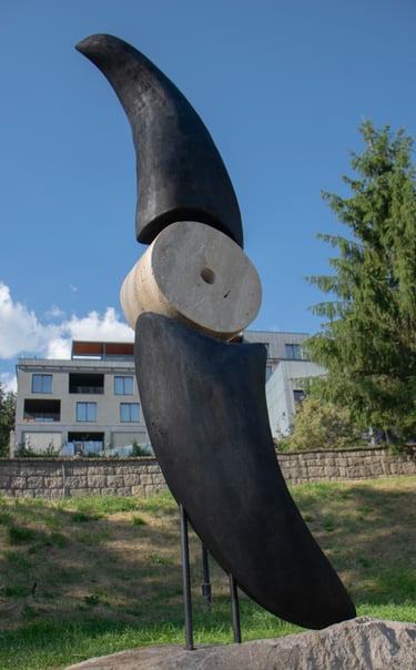 escultura sancho sculpture abstracta silent axis madera piedra travertino