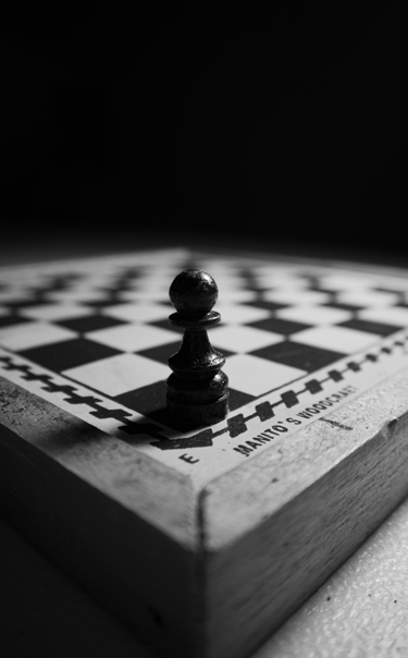 Un illustration visuelle de la stratégie réseaux sociaux au moyen d'un plateau d'échecs.