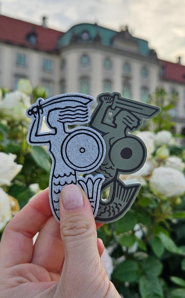 Dwa magnesy z syrenkami na tle Zamku Królewskiego w Warszawie