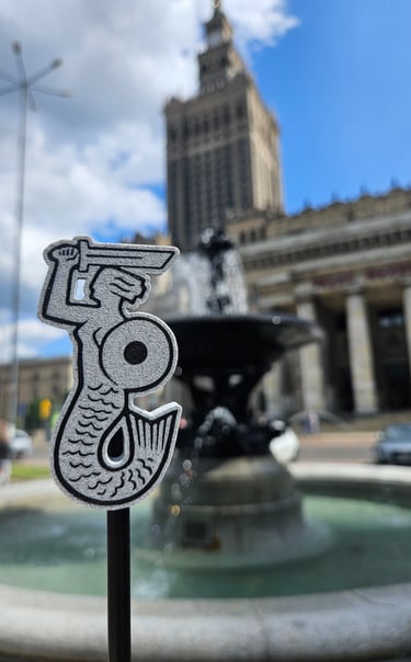 Marmurowa syrenka na tle Pałacu Kultury