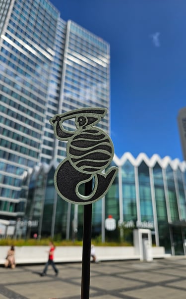 Zielona syrenka na tle Rotundy Warszawskiej