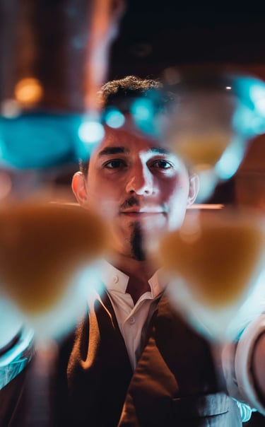 Primer plano de bartender sirviendo un cóctel o cocktail