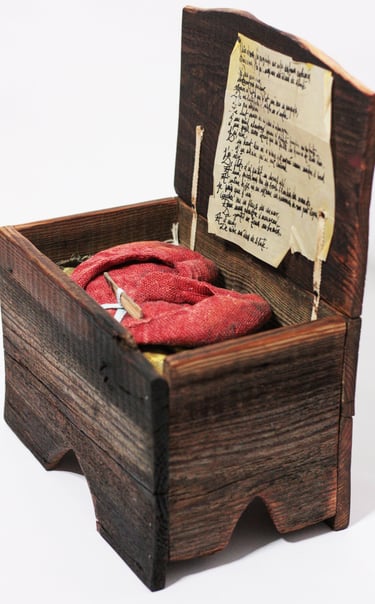 karine-nguyen-van-tham-boite seuil, sculpture textile, teinture végétale, bois sculpté