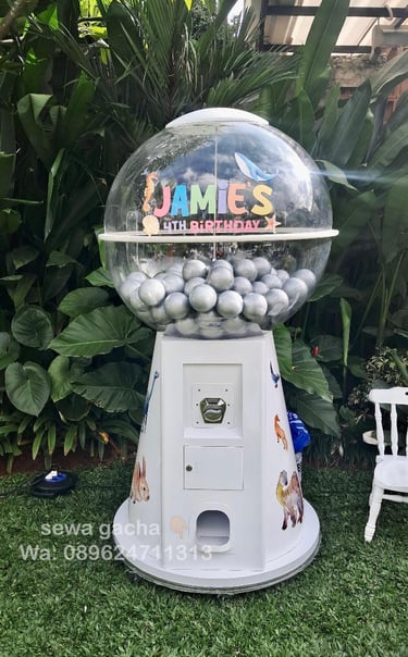 sewa mesin gachapon putih Jumbo di Acara Birthdaay party Jamie