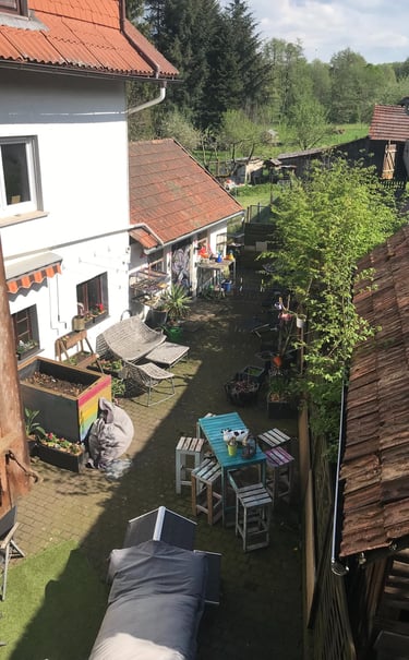 Innenhof mit Sitzmöglichkeiten und Hochbeeten