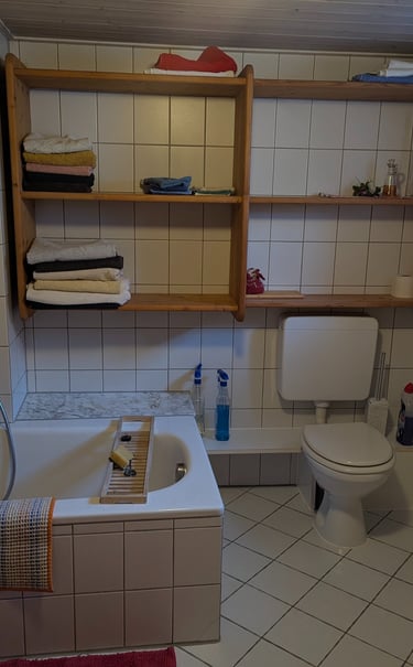 modernes Bad mit allen Annehmlichkeiten