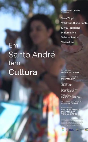 Capa de um filme com créditos. Vemos pessoas aplaudindo em desfoque