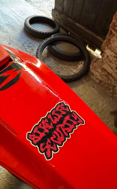 Sticker di un club motociclistico chiamato Bike Life Security