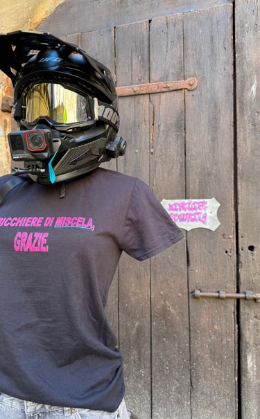 Felpa con logo di un club motociclistico chiamato Bike Life Security e casco integrale in sicurezza