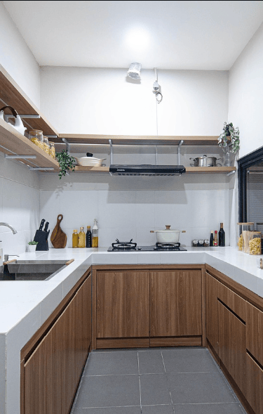 Cocina moderna, encimeras blancas, muebles de madera, estantes abiertos.