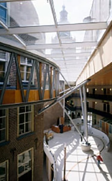 Interior do átrio central da prefeitura de Zutphen com teto de vidas edificações tombadas integradas