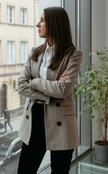 Rongzhiyue: Woman in blazer looking out window