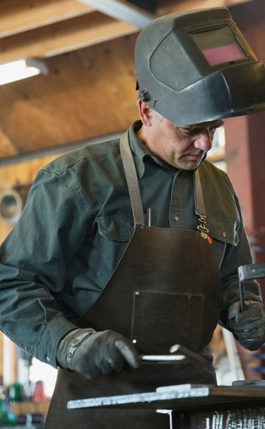 Rongzhiyue: Welder in protective gear