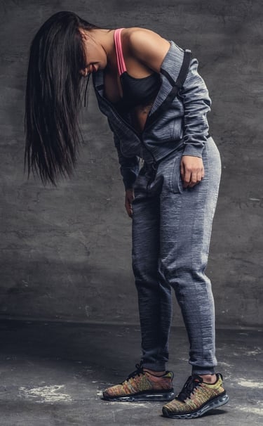 Rongzhiyue: Woman in gray sweatsuit or sportswear