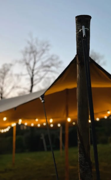 poteau tente stretch, tente nomade dans jardin pour mariage