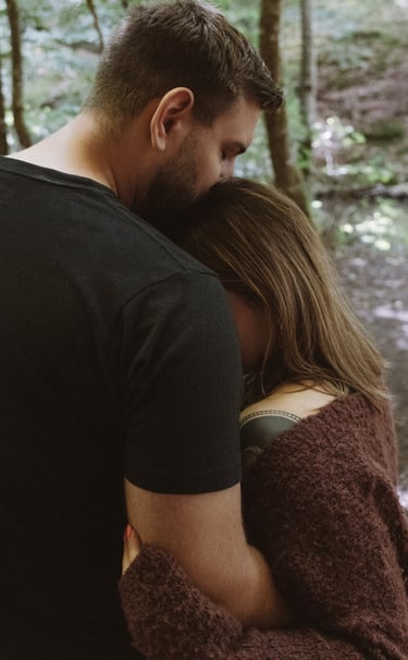 Paarshooting Nürnberg: Zärtlicher Moment, der Mann gibt seiner Frau einen Kuss auf die Stirn. 