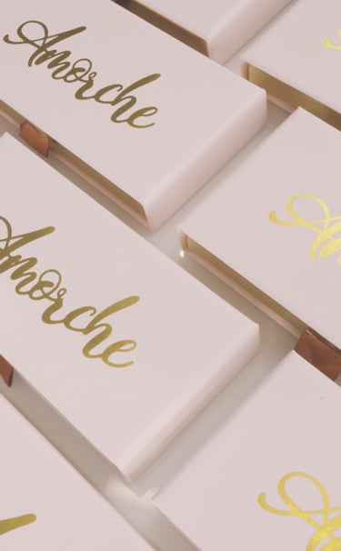 pestañas en caja marca amorche color rosa y dorado