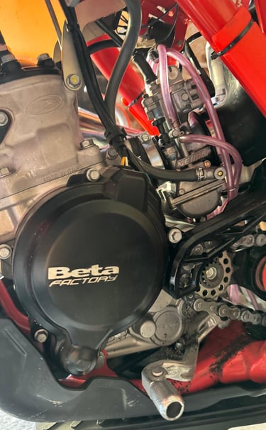 Componenti di una moto da enduro professionale