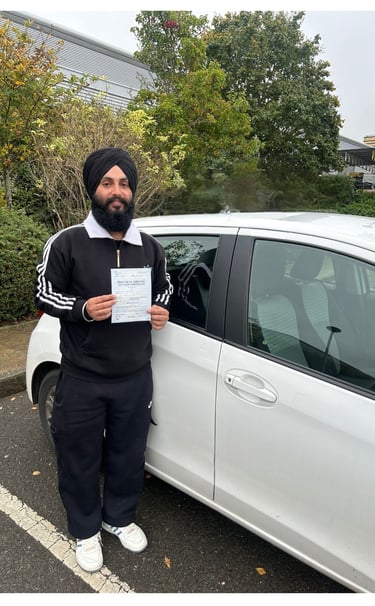 Herpeet passed his driving test with Let's Pass 1st driving school in Basingstoke Test Center. 