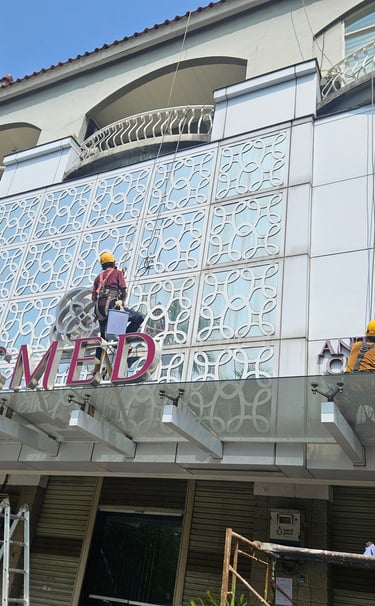 Jasa Bersih Kaca Gedung
