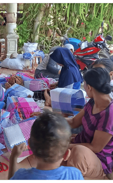 Handmade jali jali woven bags crafted by local artisans at Craftvitas Indonesia ready for final production stage.