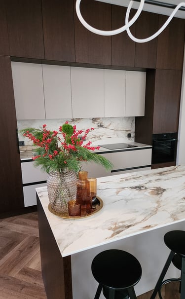 "švelniai rudų atspalvių kvarco akmens stalviršis"