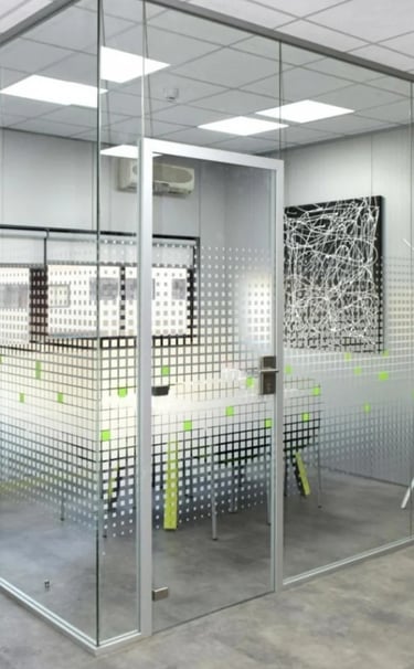 Mampara interior con puerta de vidrio estilo oficina o sala de reunion
