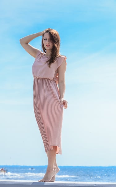 Rongzhiyue: Woman in pink pleated dress