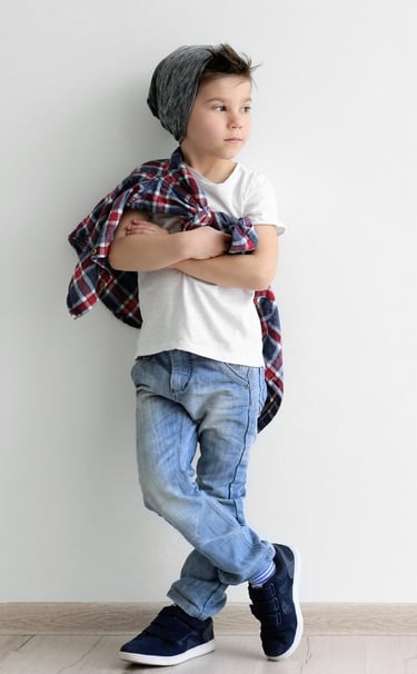 Rongzhiyue: Boy in plaid shirt and beanie