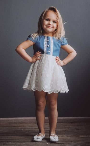 Rongzhiyue: Young girl in dress smiling